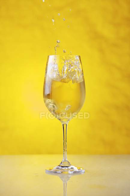Coquetel de spritzer de marmelo com vinho branco — Fotografia de Stock