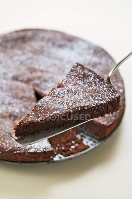 Torta al cioccolato con pezzo sulla fetta di torta — Foto stock