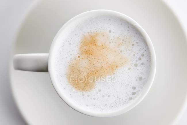 Taza de café con espuma de leche - foto de stock