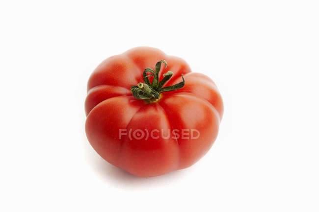 Красный спелый помидор — стоковое фото