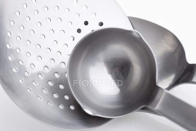 Primo piano vista di un mestolo e di un cucchiaio drenante — Foto stock