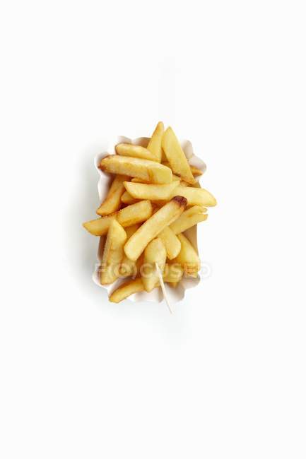 Patatine fritte su piatto di carta da asporto — Foto stock