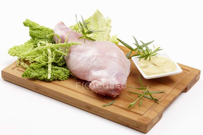 Ингредиенты для кроличьей лапки с савойской из капусты на деревянном столе — стоковое фото
