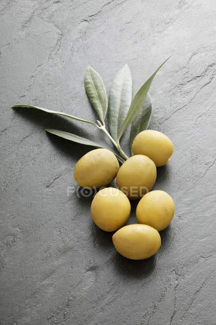 Grüne Oliven mit Blättern — Stockfoto