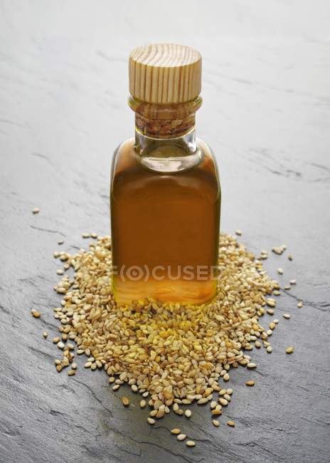 Óleo de gergelim e sementes de gergelim — Fotografia de Stock