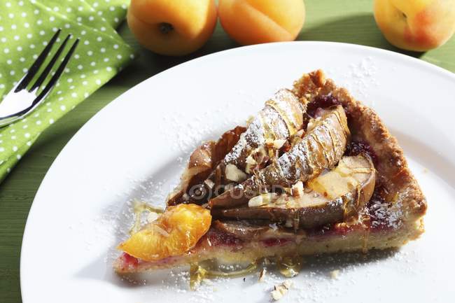 Birnen- und Aprikosenkuchen — Stockfoto