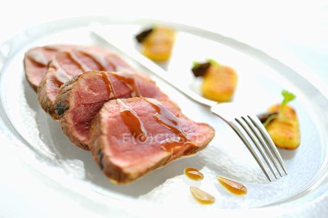 Filet de veau avec sauce — Photo de stock
