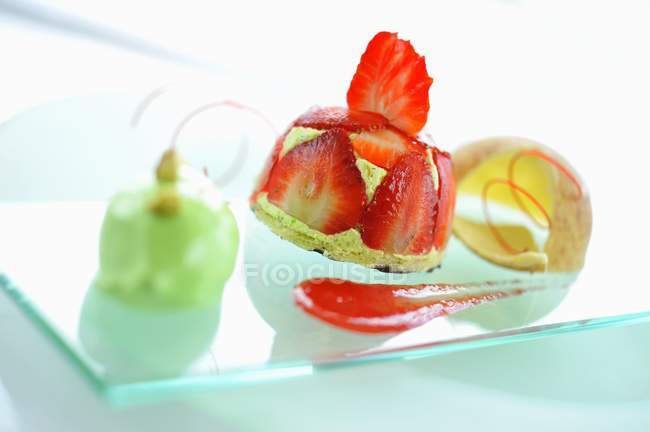Strawberry tartlet with pistachio ice cream — Stock Photo