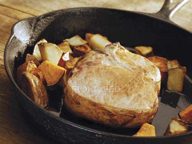 Costoletta di maiale fritta e patate — Foto stock