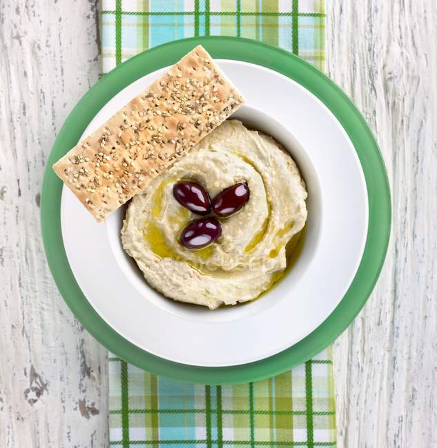 Hummus con aceite de oliva - foto de stock