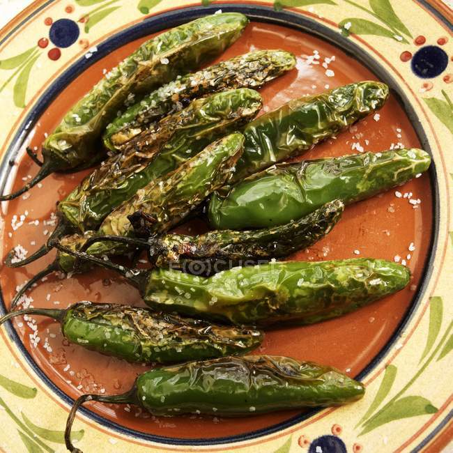 Pimentos Fritos; Смажені зелений чилі сіль на тарілку — стокове фото