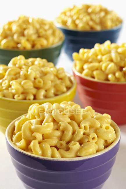 Bowls of macaroni and cheese — Stock Photo