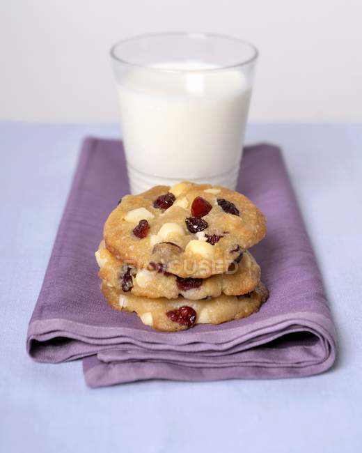 Macadamia nut and cranberry cookies — Stock Photo