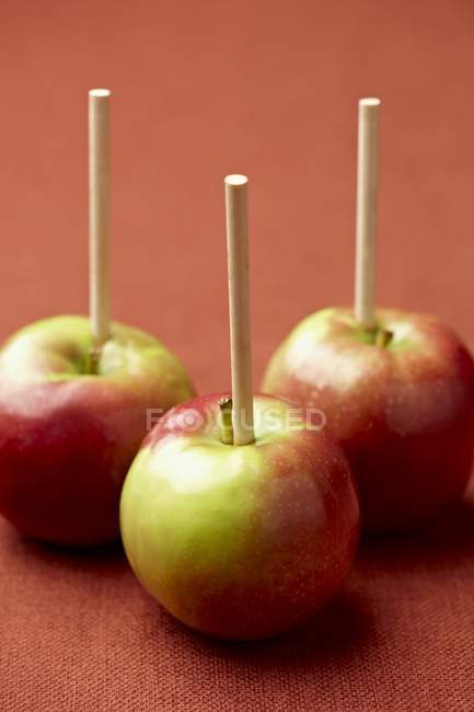 Äpfel auf Holzstäbchen — Stockfoto