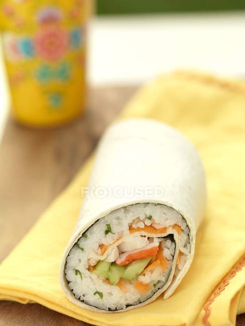 Sushi-Wrap mit Lachs — Stockfoto