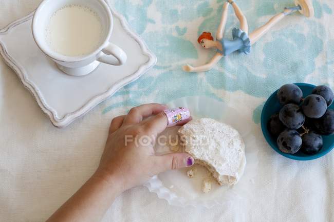 Hand ergreifender Keks — Stockfoto