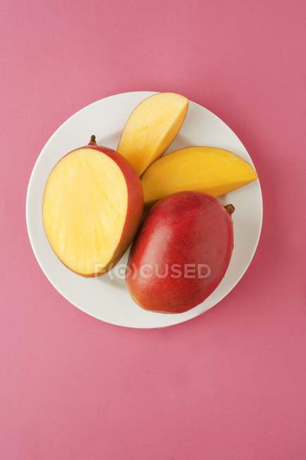 Frische Mango mit Scheiben auf Teller — Stockfoto