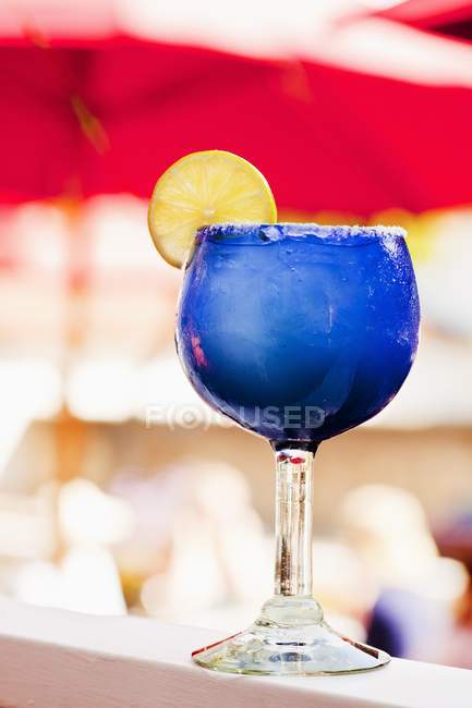 Margarita in blauem Stielglas — Stockfoto