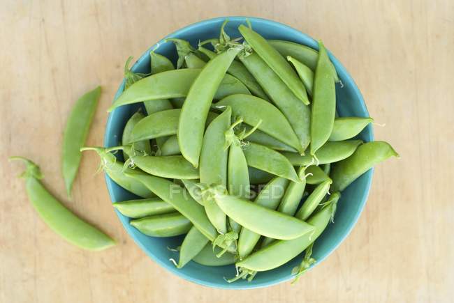 Bowl of Sugar Peas in pods — Stock Photo