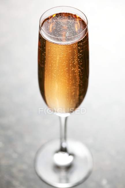 Бокал шампанского на столе — стоковое фото
