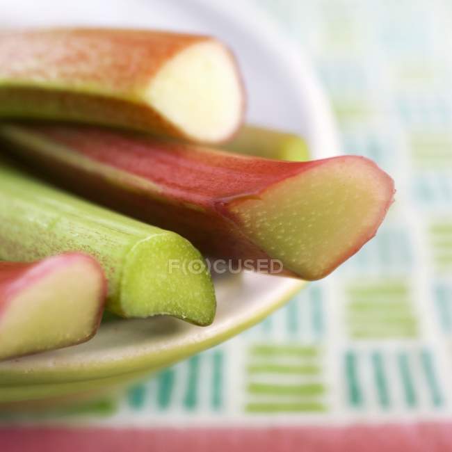 Rhubarbe fraîche en assiette — Photo de stock