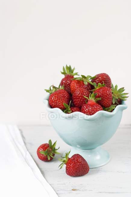 Fresas de cosecha propia en Bowl - foto de stock