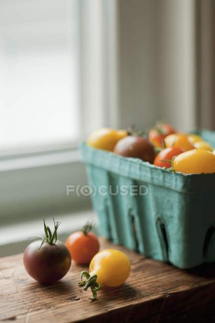Свіжі взяв різними барвисті помідори — стокове фото