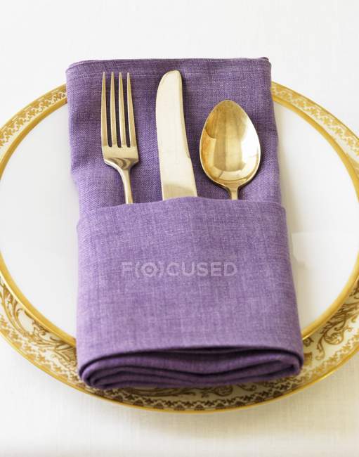 Closeup view of a place setting with a purple napkin — Stock Photo