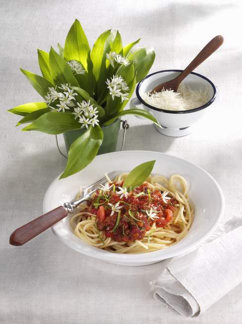 Spaghetti bolognese with ramsons — Stock Photo