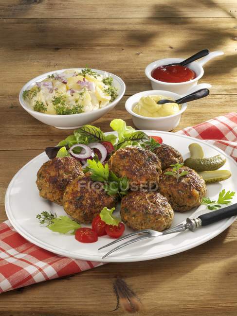 Boulettes de viande avec salade de pommes de terre — Photo de stock