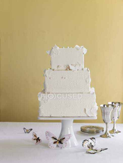 Gâteau de mariage avec des papillons — Photo de stock
