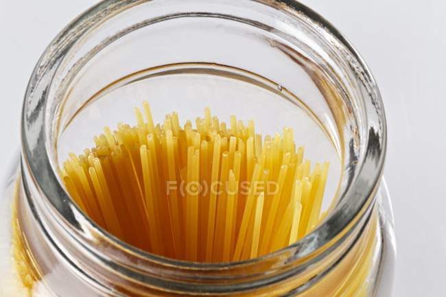 Сушеные спагетти в банке — стоковое фото