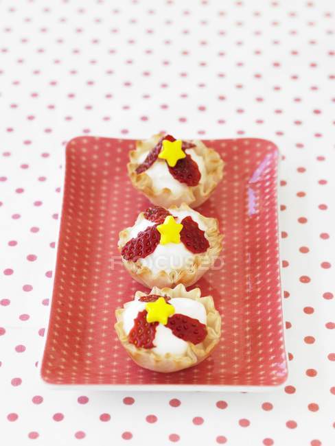 Mini tortas de frutas com morangos — Fotografia de Stock