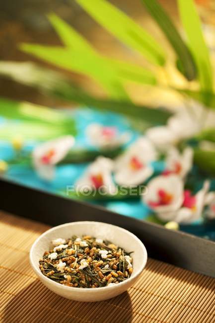 Вид крупным планом на зеленый чай Гэнмайча на бамбуковом подносе — стоковое фото