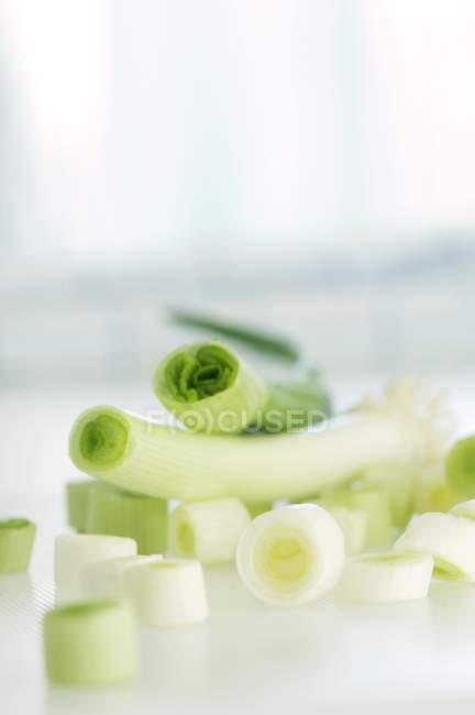 Spring onions, whole and sliced — Stock Photo