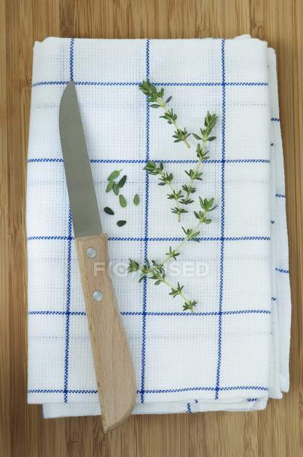 Peras y hojas de tomillo - foto de stock