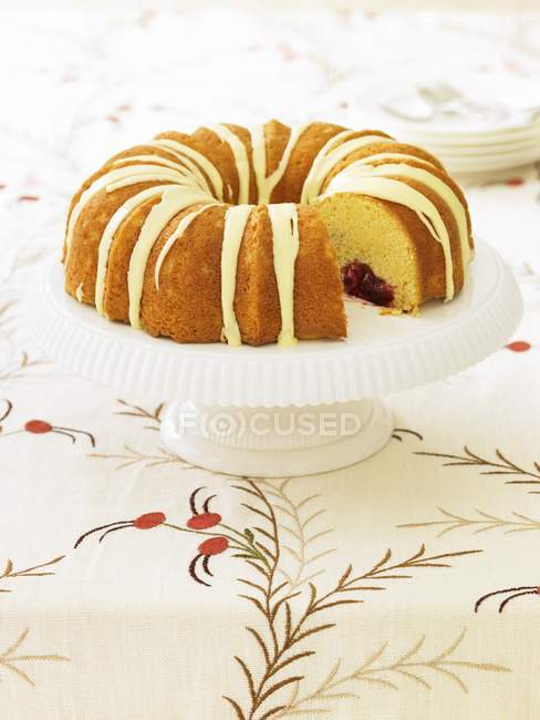 Gâteau Bundt aux canneberges avec glaçage — Photo de stock