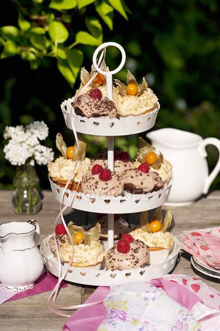 Cupcake vari sul supporto torta — Foto stock