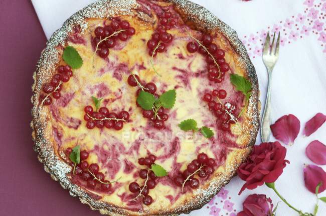 Top view of red currant tart with roses — Stock Photo