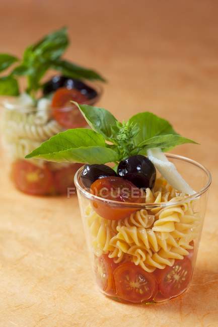 Ensalada de pasta Fusilli con tomates - foto de stock