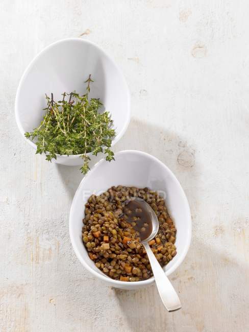 Vista close-up de lentilhas balsâmicas com tomilho — Fotografia de Stock