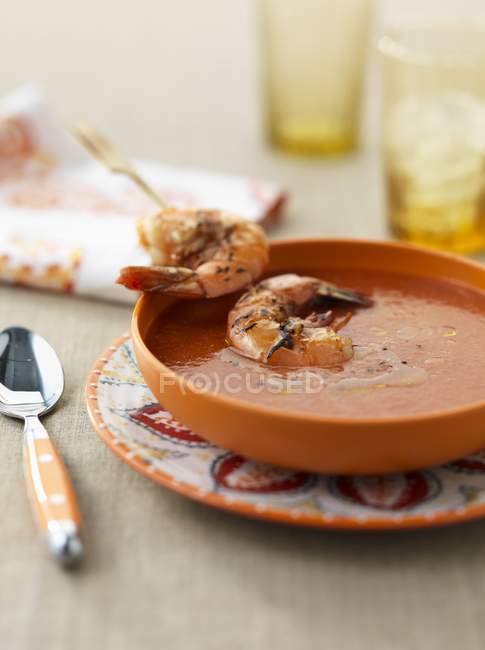 Gazpacho servido con camarones - foto de stock