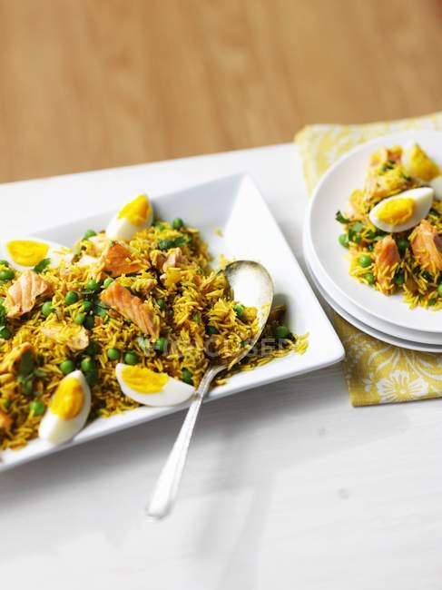 Reis mit Lachs, Eiern und Erbsen — Stockfoto
