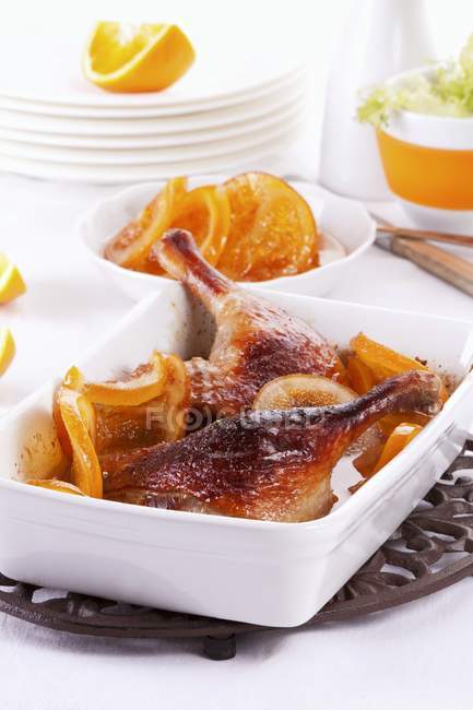 Patas de pato asado con naranjas - foto de stock