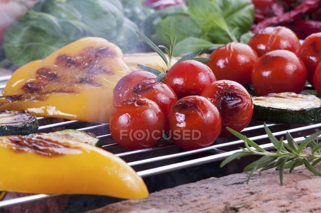 Verduras a la parrilla en una barbacoa con vapor - foto de stock