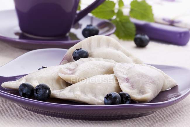 Pâtes de raviolis sucrées aux bleuets — Photo de stock