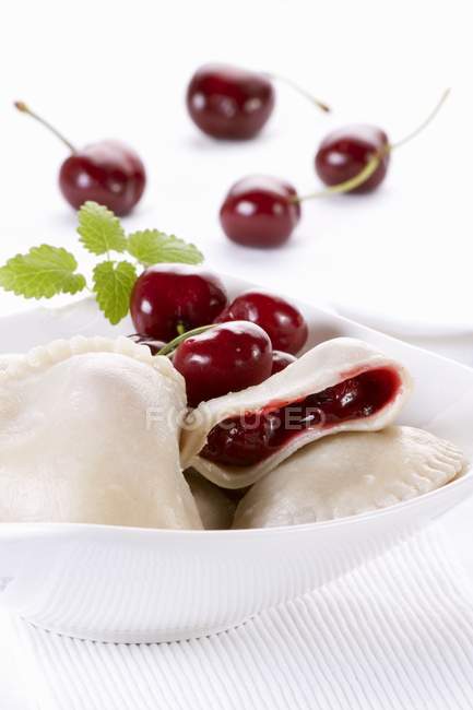 Pastas de raviolis rellenas de cereza - foto de stock