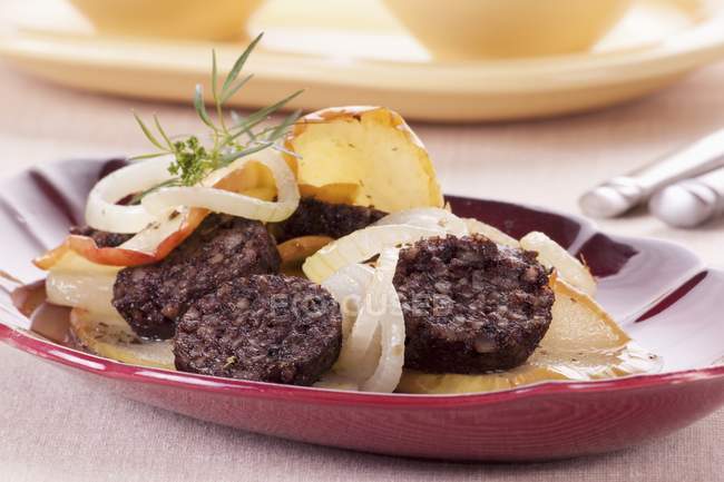 Black pudding with apples — Stock Photo