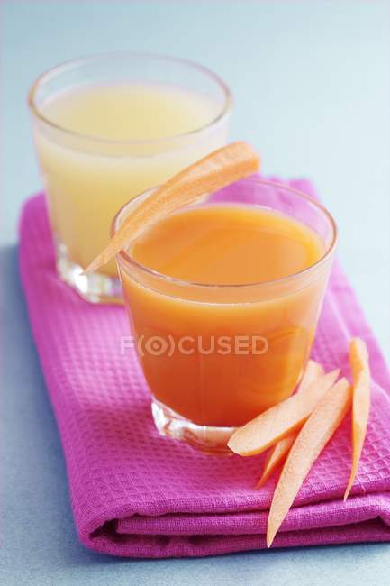 Zanahoria con pera y zumo de manzana - foto de stock
