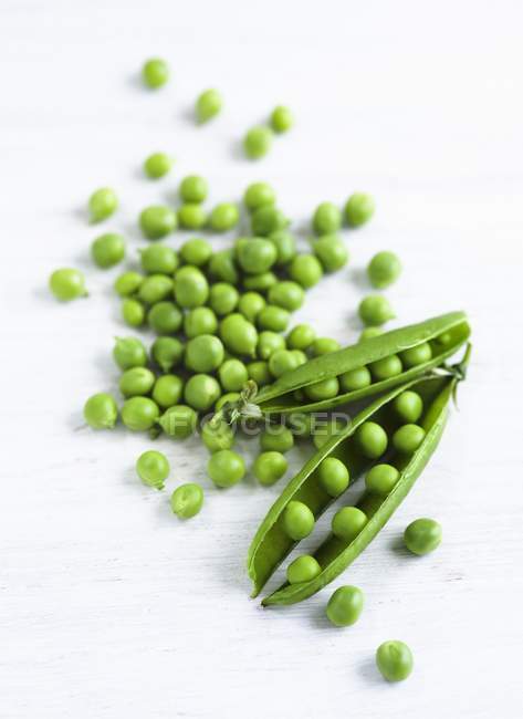 Frische grüne Erbsen mit Schoten — Stockfoto